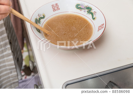 [Middle housewife makes rich soy sauce ramen soup] 88586098
