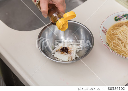 [Middle housewife put gochujang and sesame oil in spicy green onion of ramen ingredients] 88586102