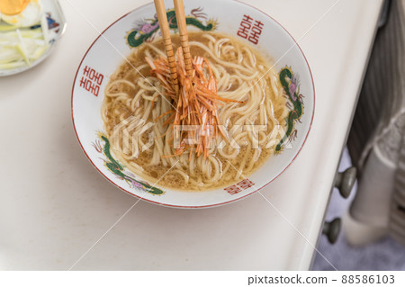 [Put the spicy green onions of ramen ingredients] 88586103