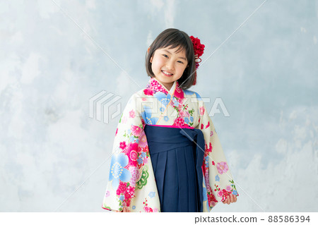 Girl wearing a hakama commemorative photo half adult ceremony Shichigosan photo studio 88586394