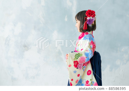 Girl wearing a hakama commemorative photo half adult ceremony Shichigosan photo studio 88586395