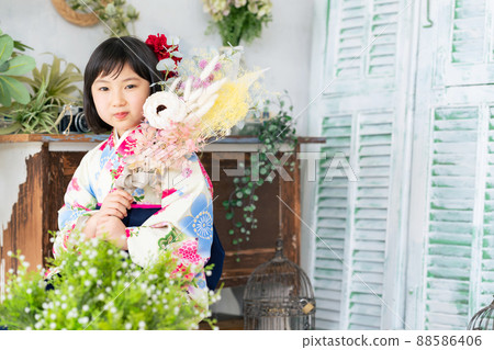 Girl wearing kimono commemorative photo half adult ceremony Shichigosan photo studio Girl wearing kimono commemorative photo half adult ceremony Shichigosan photo studio 88586406