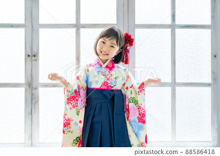 Girl wearing kimono commemorative photo half adult ceremony Shichigosan photo studio Girl wearing kimono commemorative photo half adult ceremony Shichigosan photo studio 88586418