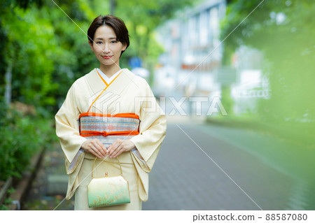 A woman with short hair 88587080