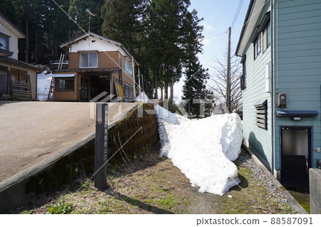 April 8, 2022 Climbing Mt. Sakado in Muikamachi, Niigata Prefecture, the entrance to the Yakushi Ridge Course near Torisaka Shrine 88587091