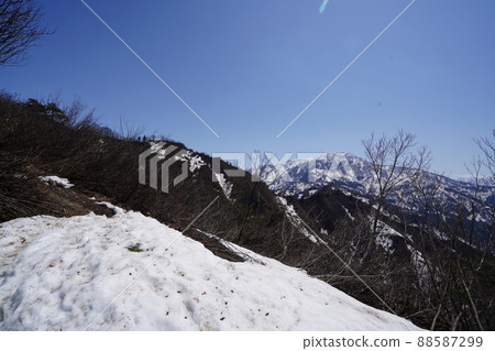 April 8, 2022 Muikamachi, Niigata Prefecture Climbing from Yakushi Ridge to Mt. Sakado in early spring The scenery you see changes as you climb 88587299