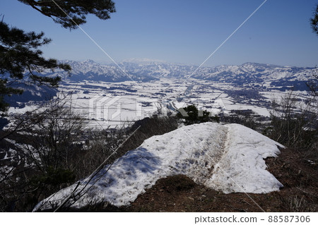 2022 年 4 月 8 日 新潟縣武日町 早春從藥師嶺攀登到坂戶山 攀登時所見的景色會發生變化 88587306