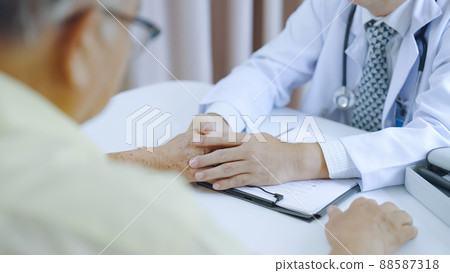 Doctor and patient are discussing consultation about symptom problem diagnosis of disease Doctor and patient are discussing consultation about symptom problem diagnosis of disease 88587318