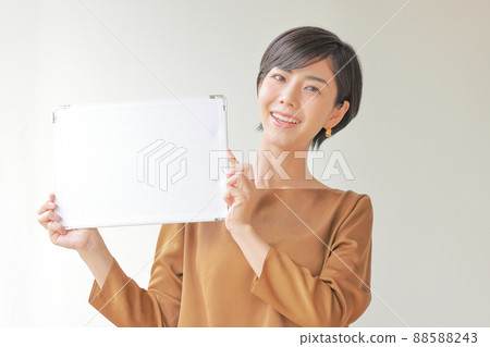 A woman who raises a message board and leans her face 1 88588243