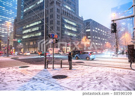《東京》 大手町大雪的雪景 88590109