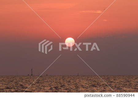 The landscape on a clear sky day will see a beautiful sunset slowly sliding down above the sea surface. It's a beautiful sight to see. The landscape on a clear sky day will see a beautiful sunset slowly sliding down above the sea surface. It's a beautiful sight to see. 88590944