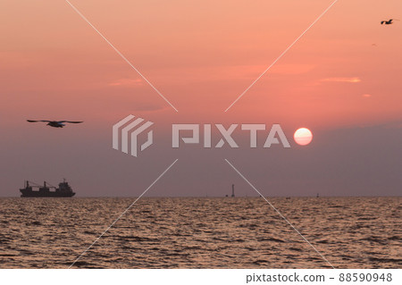The landscape on a clear sky day will see a beautiful sunset slowly sliding down above the sea surface. It's a beautiful sight to see. The landscape on a clear sky day will see a beautiful sunset slowly sliding down above the sea surface. It's a beautiful sight to see. 88590948