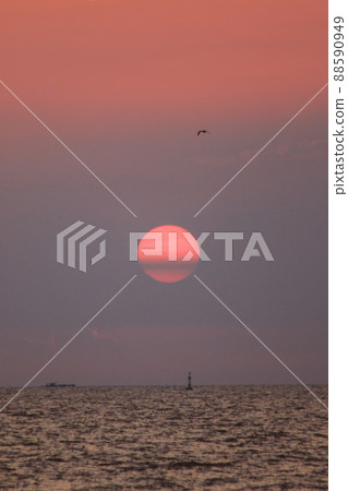 The landscape on a clear sky day will see a beautiful sunset slowly sliding down above the sea surface. It's a beautiful sight to see. The landscape on a clear sky day will see a beautiful sunset slowly sliding down above the sea surface. It's a beautiful sight to see. 88590949