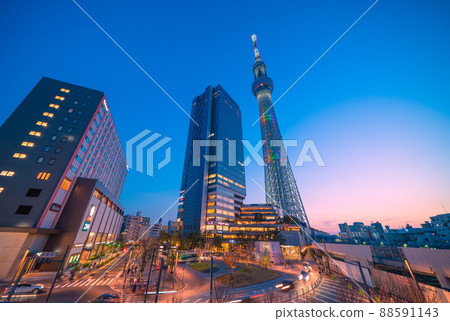 日本東京城市景觀 您可以看到燈火通明的東京晴空塔、押上站和橙色的天空。 日本東京城市景觀 您可以看到燈火通明的東京晴空塔、押上站和橙色的天空。 88591143