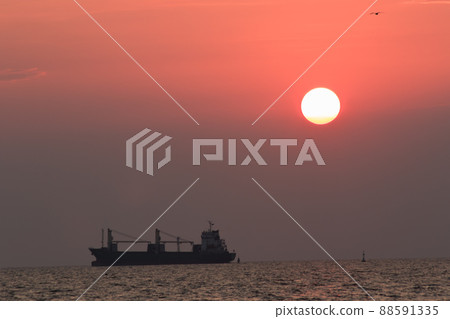 The landscape on a clear sky day will see a beautiful sunset slowly sliding down above the sea surface. It's a beautiful sight to see. The landscape on a clear sky day will see a beautiful sunset slowly sliding down above the sea surface. It's a beautiful sight to see. 88591335