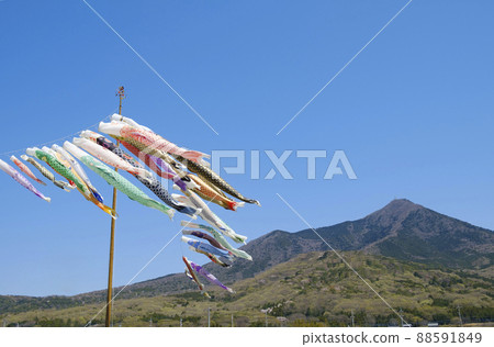 Carp streamer swimming at the foot of Mt. Tsukuba in early summer 88591849