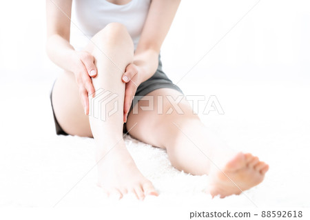 Hands of women who take care of their feet [Parts cut] 88592618