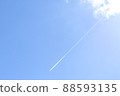 湛藍的天空中的軌跡 88593135