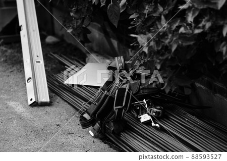 建築工地鋼筋鋪設在地上,工人工人設備 建築工地鋼筋鋪設在地上,工人工人設備 88593527
