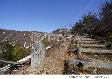 April 8, 2022 Muikamachi, Niigata Prefecture, near the summit of Mt. Sakado, which can be seen in the middle of the mountain from the Yakushi ridge. 88593775