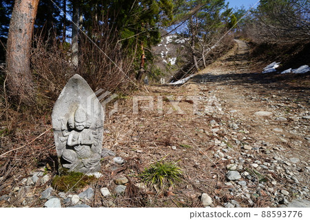 April 8, 2022 Muikamachi, Niigata Prefecture A stone Buddha statue and a mountain trail that can be seen in the middle of the mountain from the Yakushi ridge on Mt. Sakado 88593776