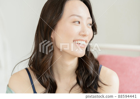 Young woman talking happily [Beautiful skin] 88594441