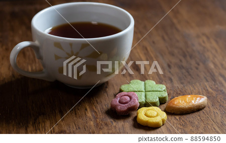 在下午茶時間休息一下餅乾和茶 在下午茶時間休息一下餅乾和茶 88594850