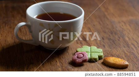 在下午茶時間休息一下餅乾和茶 88594851