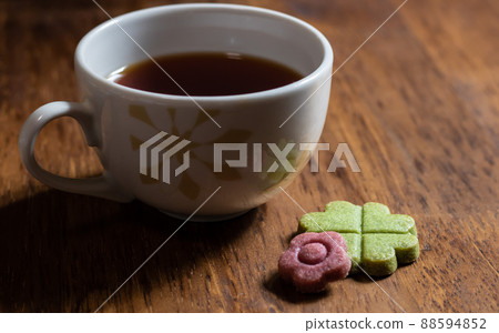 在下午茶時間休息一下餅乾和茶 在下午茶時間休息一下餅乾和茶 88594852