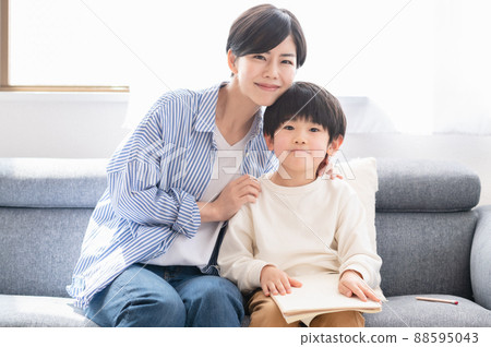 照顧孩子學習的母親 88595043