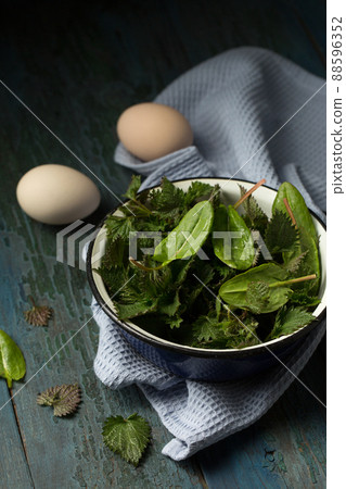 sorrel and eggs 88596352