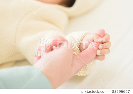 Baby up to grab your finger with reflexes Baby up to grab your finger with reflexes 88596667