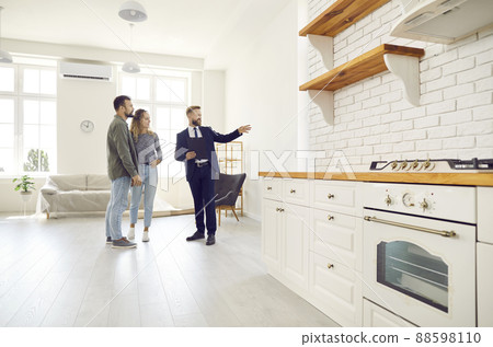Male relator show home to couple buyers 88598110