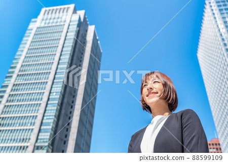 Marunouchi Business District and Business Woman 88599109