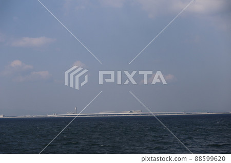 具有深藍色海面的景觀，有機場、雲彩和藍天的人工島 88599620