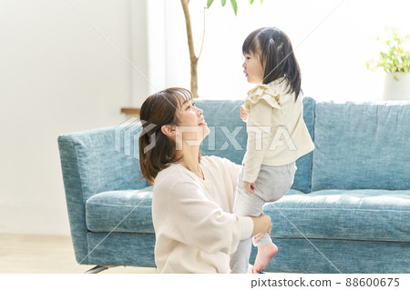 Mother and daughter living Mother and daughter living 88600675
