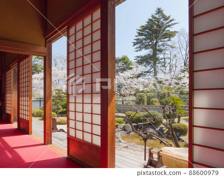 從入口側看彥根城表參道奧武會三間庭園 88600979