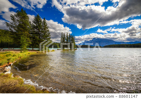 Two jack lake in Banff National Park with Mt. Rundle in the background Two jack lake in Banff National Park with Mt. Rundle in the background 88601147