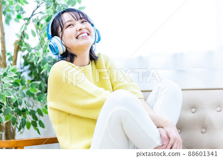 戴著耳機聽音樂的年輕女人 88601341