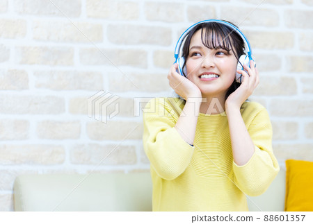 戴著耳機聽音樂的年輕女人 戴著耳機聽音樂的年輕女人 88601357