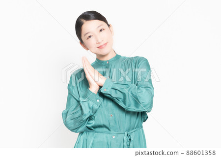 一位要求你在白色背景前合掌的家庭主婦 一位要求你在白色背景前合掌的家庭主婦 88601358