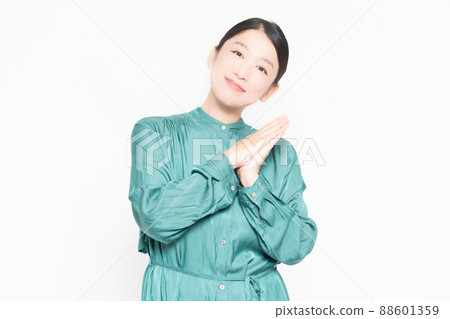 一位要求你在白色背景前合掌的家庭主婦 一位要求你在白色背景前合掌的家庭主婦 88601359