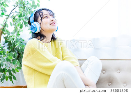 戴著耳機聽音樂的年輕女人 戴著耳機聽音樂的年輕女人 88601898