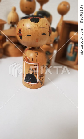 可愛的傳統 kokeshi 娃娃，帶有古老而稀有的圖片 88603135