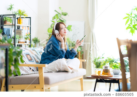 女性耳機、智能手機、聽音樂、生活生活方式、新常態 女性耳機、智能手機、聽音樂、生活生活方式、新常態 88603505