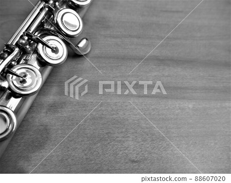 木紋書桌上的銀笛 1 88607020