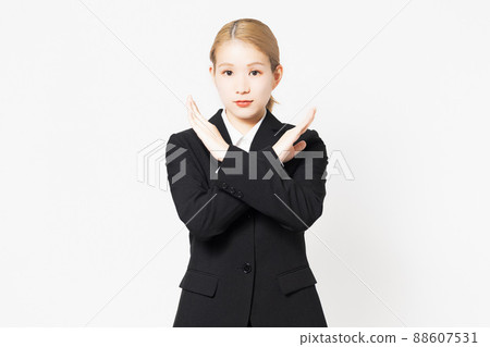 穿著夾克的年輕女子在白色背景前擺姿勢 NG 穿著夾克的年輕女子在白色背景前擺姿勢 NG 88607531
