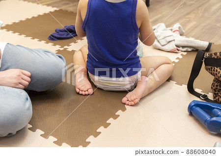 孩子換衣服的背影 孩子換衣服的背影 88608040