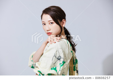 穿著便衣少女時尚的年輕女性 88608257