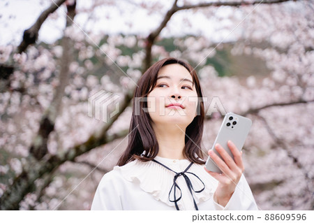 Cherry blossoms and a young woman 88609596